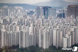 국회 국토교통위원회는 12일 법안소위를 열어 재건축 2년 실거주 조항을 담은 '도시 및 주거환경정비법' 개정안 중 재건축 실거주 조항을 삭제하기로 했다. ë‹¨ë… ë²•ì¸ë„ ìž¬ê±´ì¶• ì‹¤ê±°ì£¼ 2ë…„ ì ìš© ë…¼ëž€ ìƒˆì•„íŒŒíŠ¸ ëª» ë°›ë‚˜ íŒŒì´ë‚¸ì…œë‰´ìŠ¤