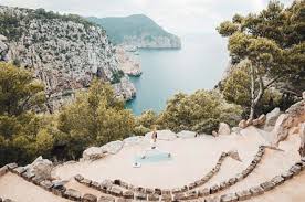 Durante los meses de gestación, la mujer a menudo se siente más receptiva y más abierta a. Yoga In Ibiza