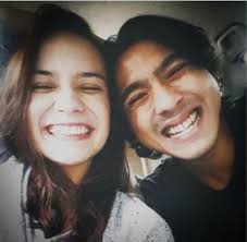 Namun di kehidupannya nyata, arya saloka sudah memiliki istri yaitu putri anne yang tak lain juga seorang artis. 5 Potret Lawas Arya Saloka Dan Putri Anne Saat Masih Pacaran