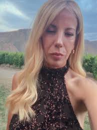 Un look para la boda de mi amiga 🤎, Elegí un vestido marrón largo con  lentejuelas y algo transparente (que no esperaba que fuera así) sí lo  compré online en ZARA. Amo el cuello halter🤎, El casamiento ...