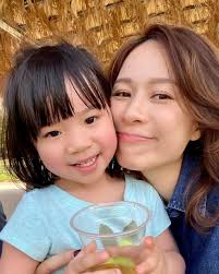 鄺文珣49歲生日獲老公送大束玫瑰冧爆嫁富二代曾被當出氣袋婚姻險觸礁