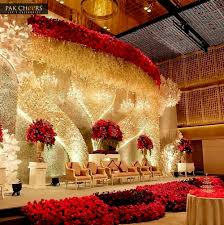 Decorate Your Wedding Stage With A Bunch Of Fresh Flowers That Pleases The Eyes Pak Cheers Coming Indian Wedding Decorations Wedding Decorations Wedding Stage