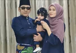 Jika sebelum ini jamal abdillah tidak memperkenalkan siapakah isterinya, akhirnya selepas 11 jamal dan isterinya itu bernikah di perak pada april 2017. Jamal Abdillah Pilih 11 11 Untuk Birthday Anak Keempat Namakan El Issac Yamani Mudah Sikit Nak Ingat Tarikh Tarikh Cantik Ni Hiburan Mstar