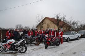 Barba haina pantaloni curea caciula. O Armata De Mos Craciuni Pe Motociclete A Ajuns La Urseni Si Albina Foto