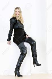 Danger écolière avec le japonais swo. Assis A Une Femme Enceinte Avec Des Bottes Noires A La Mode Banque D Images Et Photos Libres De Droits Image 22103796