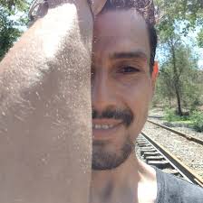 Nunca digas que amas a alguien si nunca has visto su ira, sus malos  hábitos, sus creencias absurdas y sus contradicciones. Todos pueden amar  una puesta de sol y de alegría, solo