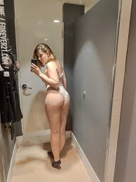 F] Taking pictures in the changing room Foto Porno - EPORNER