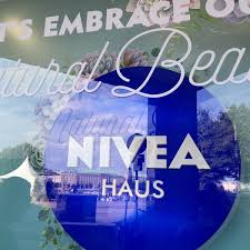 Gönnen sie sich eine auszeit vom alltag und lassen sie in mitten im herzen hamburgs liegt das weltweit erste nivea haus. Photos At Nivea Haus Cosmetics Shop In Hamburg