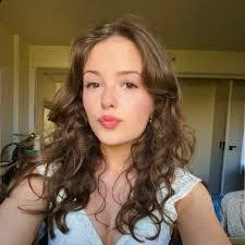 Dora Sauer's Instagram, Twitter & Facebook