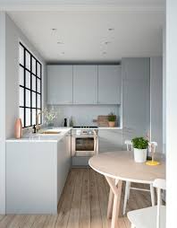 L Alaku Konyha Vilagos Szinben Arany Szinu Fogantyuval Kleine Gemutliche Wohnung Umbau Kleiner Kuche Kuchen Design