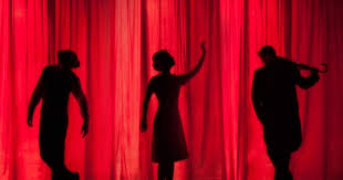 Una obra de teatro es el resultado de esta combinación de elementos, y consiste en la representación de una historia formada por actos en la que actores encarnan personajes frente a una audiencia. Los 12 Elementos Del Teatro Mas Importantes Y Para Que Sirven