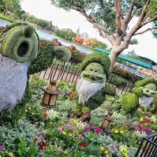Sculptures Disney Des Representations En Feuillages Epatantes Feuillage Sculpture Merveilles De La Nature
