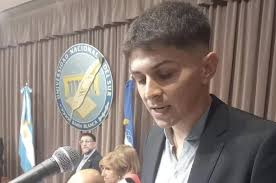 Emiliano Montero es un joven oriundo de General Roca (Río Negro) que se  termina de graduar en la UNS. Días pasados, durante el acto de colación,  Emiliano leyó un mensaje con el