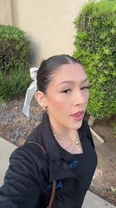 Vanessa Plumb's Instagram, Twitter & Facebook