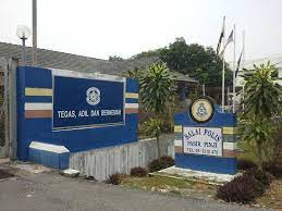 Seorang pegawai polis berpangkat inspektor ditahan dan sedang disiasat selepas didakwa merogol seorang tahanan wanita di pejabat bahagian siasatan katanya susulan serbuan dan tangkapan itu, mangsa dan bekas suaminya telah direman di lokap balai polis pengkalan chepa selama tujuh hari. Balai Polis Pasir Pinji Posts Facebook