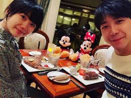 2018年與配偶福原愛參加中國大陸節目《幸福三重奏》，2020年在體育競技實境節目《全明星運動會》擔任紅隊領隊。 個人生活  編輯  2016年9月1日，與日本 桌球 選手 福原愛 於 東京 登記結婚。 é€£ç¦åŽŸæ„›ä¹Ÿå©šè®Š æ‹œè¨—åˆ¥å†ä½å©†å®¶äº†å¥½å—Ž å©†åª³ç¿¹ç¿¹æ¿ Babyouå§Šå¦¹æ·˜