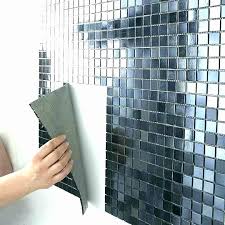 Facile à poser, ce papier intissé avec un verso autocollant se pose et s'enlève. Carrelage Adhesif Mural Leroy Merlin