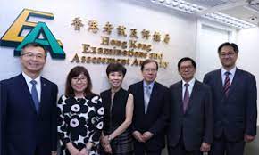 考評局公布，應屆 dse 有 43294 名學校考生及 6682 名自修生應考，較去年 45257 人下跌 4%；有 17786 名日校考生考獲「3322」大學最低收生要求，為 42.3% 日校考生，即平均 1.4 人爭 1 學位。 é¦™æ¸¯è€ƒè©¦åŠè©•æ ¸å±€é€šè¨Š