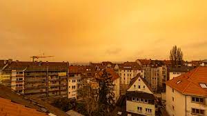 Der saharastaub ist der trockene staub der sahara, der vom wind aufgeweht wird und als aerosol große distanzen in der erdatmosphäre zurücklegen kann. Extremwetter Mit Blutschnee Am Wochenende Saharastaub Uber Ganz Deutschland Wetter De