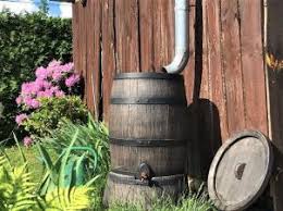 Diese wassertonne wird oft in einem garten mit viel pflanzen oder gemüse verwendet. Regenwasserbehalter Und Regentonnen Fur Den Garten Averto