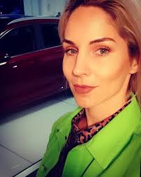 Slika razkrije le delček vsebine projekta, ki ga skupaj s Avtoplus TPS  Sežana 🚀 pripravljamo za vas. Že kmalu, kmalu.. Lahko pa tudi ugibaš 😌 A)  snemanje oddaj o avtomobilih B) koncert