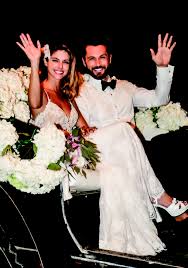 Dependiendo del estilo que quieren para su celebración (vintage, elegante, rústica, entre otras), podrán decidirse por lámparas de cristal, arreglos con flores, telas o ideas hechas por ¿flores y decoración para un matrimonio especial? Las Bodas Peruanas Mas Glamorosas De La Decada