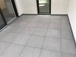 Pflegeleichte Terrassenplatten In Betonoptik Auf Dem Balkon Terrasse Bakon Fliesen Grau Beton Betonoptik Te Terrassenfliesen Terrassenplatten Betonoptik