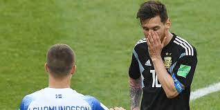 Six minutes, recours à la var oblige. Coupe Du Monde 2018 L Islande Frustre L Argentine Le Point