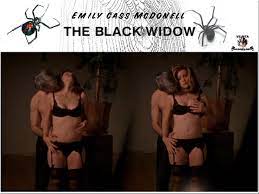 Nackte Emily McDonnell in Black Widow < ANCENSORED