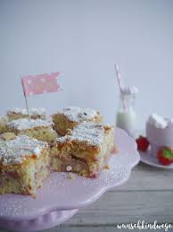Den teig auf ein blech mit backrahmen gießen, glattstreichen und im vorgeheizten ofen bei 200 grad 25 minuten backen. Erdbeerkuchen Vom Blech Mit Leckerem Baiser Wunschkindwege