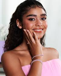 Aurora no mood Júlia Pires. Autêntica, leve e sempre ligada nas trends, a  Júlia mostra como a coleção se encaixa em qualquer momento: do vídeo de  dança no TikTok ao rolê com