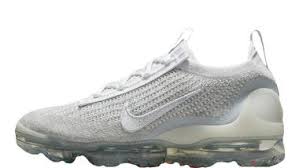 O nike air vapormax flyknit 3 apresenta linhas fluidas em 2 tons de constru��o flyknit respir� tecnologia vapormax air revolucion�ria mant�m a elasticidade em seu passo com amortecimento. Nike Vapormax Trainers The Sole Supplier