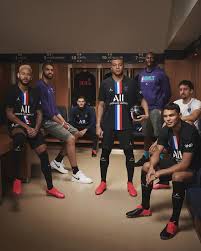Return of the hechter band on this psg football shirt for the 50 years of the parisian club. Nike News Paris Saint Germain News