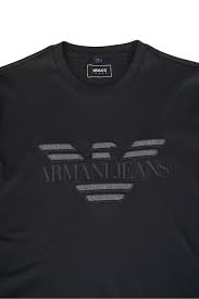 Armani jeans markası, giyim ve moda sektörünün önde gelen markalarından biridir. Armani Jeans Embossed Logo T Shirt Black