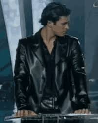 Hbo max's friends reunion featured model cindy crawford wearing leather pants once worn on the sitcom by david schwimmer's ross. Ross Leather Pants Gifs Tenor