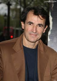 Le 10 décembre, jean castex, premier ministre, annonce que du fait du nombre de cas encore trop élevé, les cinémas et lieux culturels resteront fermés 15, avec une clause de revoyure prévue le 7 janvier 2021, clôturant de facto l'année 2020 pour les cinémas français. Albert Dupontel Purepeople