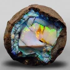 Etiopiesu Opals Geode Can Find These All Over Colorado Not Sure About Finding Opals In Them This Is Pret Crystals Gems And Minerals Minerals And Gemstones