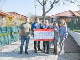 Kuchenverkauf bringt 1350 Euro für die Ukraine