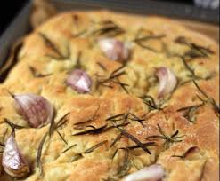 Focaccia Mit Rosmarin Knoblauch Rezept Rezepte Foccacia Rezept Lebensmittel Essen