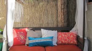 The spacious space eliminates the worry that tall people will be uncomfortable due to crowding. Outdoor Daybed With Canopy Ana White