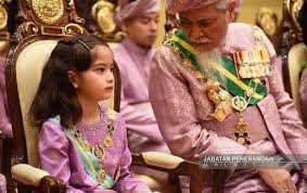 Raja nazrin shah and tuanku zara with their children raja azlan muzaffar shah and raja nazira safya after the investiture ceremony in conjunction with the sultan of raja kechil besar of perak, raja azlan muzaffar shah ibni sultan nazrin muizzuddin shah on 6th may 2015 at istana iskandariah. Zack Datuk Harunbec 6535 Home Facebook
