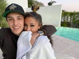 Официальный инстаграм аккаунт арианы гранде. Why Ariana Grande S Friends Think Her Engagement To Dalton Gomez Was Rushed