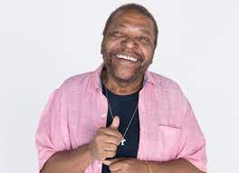 Martinho da vila (born february 12, 1938) is a brazilian singer and composer who is considered to be one of the main representatives of samba and mpb.he is a prolific songwriter, with hundreds of recorded songs across over 40 solo albums. Martinho Da Vila Sobre Album Lancado Na Pandemia Nao Deixo O Baixo Astral Dominar Quem Entrevista
