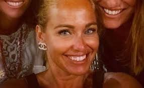 Da oggi solo aerei privati. Sonia Bruganelli L Orrore In Sardegna Mi Raccomando Quando Vai Via Positiva Al Coronavirus Libero Quotidiano