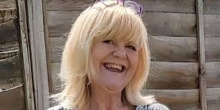 Julie Patton's Instagram, Twitter & Facebook