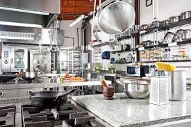Con la cocina lista, también se puede asignar a un chef ejecutivo que capacite al personal en el uso de los equipos y, de manera adicional, se desde su inicio hasta su puesta en operación, el proyecto de cocina de un restaurante puede tomar de tres meses hasta. Que Equipos Debe Incluir Una Cocina Industrial Ideal Winterhalter