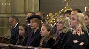 Navíc obě děvčata se nápadně podobají svému otci, zvlášť benjamínek nelly gottová! Pohreb Gotta Telo Karla Gotta Prevezli Do Motolskeho Krematoria