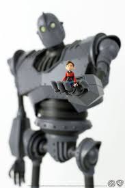 Un malévolo agente gubernamental amenaza con destruir la amistad entre un chico y un robot gigante alienígena. Watch Brad Bird Play With Mondo S Iron Giant Figure And Try Not To Cry The Iron Giant Art Toy Iron