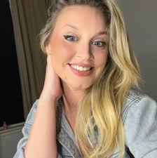 Ideas for a beginner to decorate a Christmas gift board