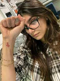 My official website where you can see all my original videos and photos. Mia Khalifa Literally Gets 100 000 For Her Glasses In 11 Hours